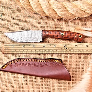 Couteau de Bushcraft en Acier Damas Forgé à la Main, Manche en Bois de Palissandre, Manche Intégral, Couteau de Chasse et de Camping avec Étui en Cuir, Personnalisable OEM/ODM - Product Image 3