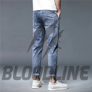 Jean en denim délavé pour homme, coupe slim, en coton mi-lourd, style décontracté automne, jambe droite, poches, look baskets blanches - Product Image 1