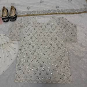 Conjunto de traje Dhoti Salwar VASTRA COTTAGE de georgette sintética pesada con bordado de lentejuelas, top de manga larga y dupatta elegante. - Product Image 3