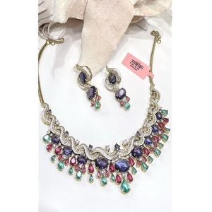 Conjunto de collar y aretes de circonita chapados en oro de calidad premium impecable, a la moda, para compromiso, boda, fiesta, colección. - Product Image 1