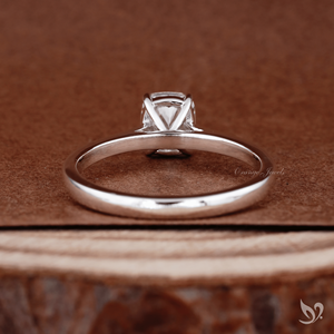 Bague de fiançailles élégante et allongée en diamant coussin, solitaire de 1 carat cultivé en laboratoire, en or blanc 10k, avec bande fine, intemporelle pour demande en mariage - Product Image 3