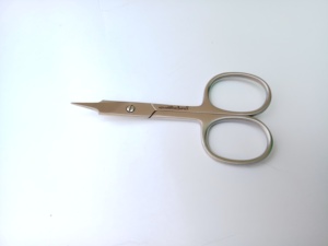 Ciseaux à cuticules et à ongles de haute précision à lames courbées, finition demi-or, format compact, à prix réduits - Product Image 1
