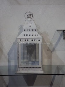 Lanterne carrée en métal blanc avec motif découpé et panneaux en verre pour la décoration de la maison - Product Image 6