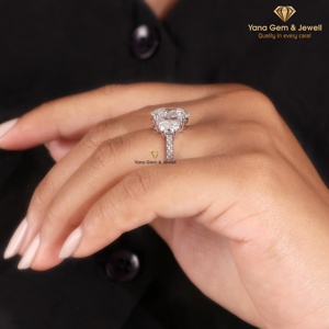 Anillo de Diamante CVD Cultivado en Laboratorio de 3.00 Quilates, Corte Oval, Trílogo, Regalo para Siempre, Color E, Claridad VVS2, Oro Sólido de 14K, Certificado IGI - Product Image 4