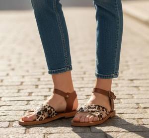 Sandalias de Cuero Marroquí Hechas a Mano: Zapatos de Mujer con Tiras Cruzadas y Hebilla en el Tobillo - Product Image 2