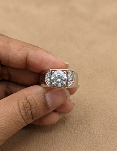 Bague pour homme en or blanc 14 carats avec diamant de laboratoire rond brillant de 1,75 ct, certifiée IGI, bijou de luxe audacieux et imposant - Product Image 1