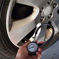 Manomètre analogique robuste 4x4 Roadpower (RP-GAU-708) avec tuyau en laiton massif 100 PSI pour toutes les valves Schrader standard