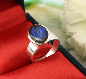 Anillo Clásico de Plata de Ley 925 con Engaste de Labradorita Ovalada para Mujer, Ideal para Fiestas - Product Image 2