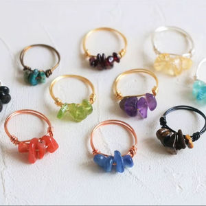Anillos de Oro Trenzado con Múltiples Piedras - Anillos Apilables con Gemas Naturales Pulimentadas - Conjunto de Joyería Boho Minimalista con Cristales - Product Image 1
