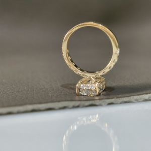 Anillo de Compromiso de Lujo con Diamante Cultivado en Laboratorio de 4 Quilates, Corte Radiante, Banda Pavé, Oro de 14K, Certificado IGI, Diamante VS1 E para Aniversario o Boda - Product Image 4