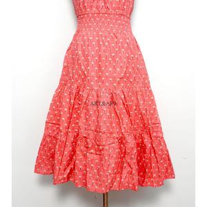 เดรสผ้าฝ้ายถักทรงเข้ารูปสำหรับผู้หญิง ระบายอากาศได้ดี เป็นมิตรต่อสิ่งแวดล้อม คอแบบผูก สายคล้องคอ ความยาวปานกลาง ลายดอกไม้ กระดุมด้านหลัง เปิดหลัง มีกระเป๋า ซักแห้งได้ เหมาะสำหรับใส่ไปชายหาด - Product Image 2