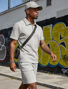 Ensemble de survêtement homme été style urbain uni tricoté brodé 100% coton séchage rapide manches courtes avec logo personnalisé (chemise et short) - Product Image 3