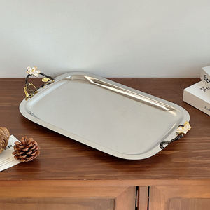 Un plateau de service en métal améliore la présentation des aliments, faisant apparaître même les plats simples élégants et soigneusement disposés. - Product Image 5