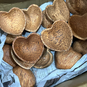 Bol en noix de coco solide du Vietnam pour la présentation décorative de fruits et les recettes culinaires traditionnelles par 99 Gold Data - Product Image 3