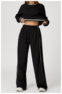 Ensemble de survêtement d'hiver quatre pièces imprimé à capuche pour femme avec pull à col rond, pantalon/short large et logo frontal - Product Image 5