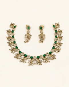 Ensemble collier et boucles d'oreilles assorties avec pendentif feuille serti de pierres ovales, bijoux ethniques traditionnels pour femmes. - Product Image 1