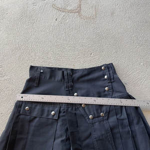 Jupe plissée noire pour femmes et jeunes filles, style traditionnel Highland, avec poches cargo robustes et résistantes - Product Image 6