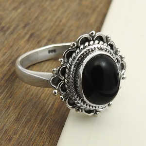 Anillo de Plata de Ley 925 Hecho a Mano con Gema de Ónix Negro de Corte Ovalado y Engaste de Bisel, Joyería Bohemia a Precio de Mayoreo - Product Image 1