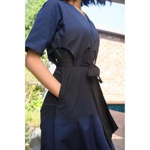 Kaftan long uni pour femme avec ceinture à nouer à la taille naturelle, col en V, manches évasées, élégant, décontracté, pour le bureau - Product Image 3