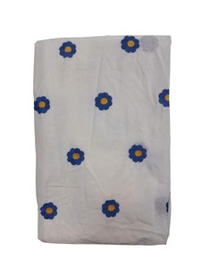 Tela de Algodón Blanco Puro al por Mayor con Motivos Florales de Lunares Azules y Amarillos y Bordado Schiffli para Prendas de Diseñador - Product Image 1