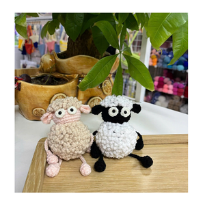 Porte-clés en fil à crocheter personnalisé, fait main, mini personnage tricoté, breloque de sac en laine douce, pour cadeaux de marque privée, conception OEM ODM - Product Image 2