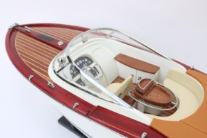 Modelo de Lancha Italiana RIVA AQUARIVA GUCCII Pintada en Blanco, Hecha a Mano en Madera, Temática Náutica, Forma Irregular - Product Image 4