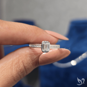 Bague minimaliste en or blanc 10 carats avec diamant de laboratoire taille émeraude de 0,5 ct serti clos et bandeau en sangle. - Product Image 4