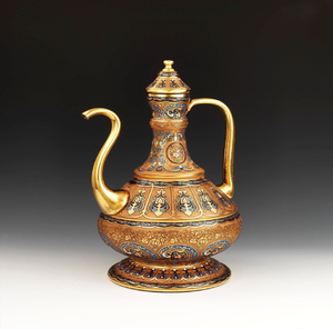 Magnifique surahi en laiton doré, orné d'incroyables accents en émail multicolore et de détails floraux. Disponible en gros. - Product Image 1
