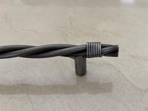 Poignée de portail en fer forgé torsadé, résistante à la rouille et facile à installer – Accessoire de portail en fer forgé thermolaqué - Product Image 4
