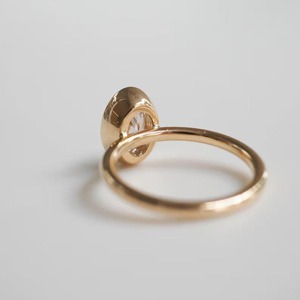 Anillo de Diamante Cultivado en Laboratorio con Corte Ovalado y Diseño Elegante, Engaste en Oro Amarillo de 14K con Diamante Certificado por IGI para Mujer - Product Image 2
