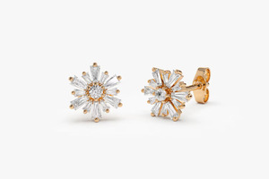 Boucles d'oreilles clous en or jaune avec diamants de laboratoire taille baguette et motif soleil - Product Image 3