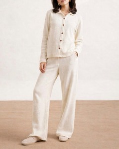 Ensemble deux pièces pour femme, survêtement personnalisé en maille gaufrée crème, tenue de détente ultra-douce, vêtements de nuit en maille texturée et pantoufles - Product Image 2