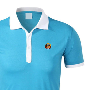 Chemise décontractée pour homme en coton tricoté respirant, bleu uni, à manches courtes, avec logo brodé, col et poignets blancs, ourlet inférieur. - Product Image 4