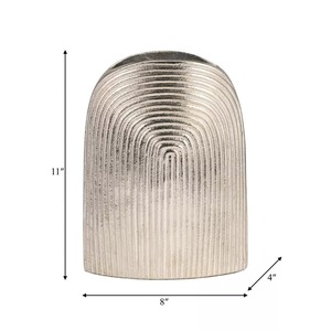 Vase de table contemporain en métal sculpté, finition argentée, design ajouré, hauteur 39 cm, accent décoratif pour la maison - Product Image 1