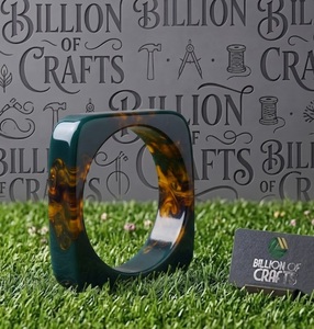 Bracelet jonc rond en résine avec motif marbré et manchette ouverte - Bijou tendance - Product Image 4