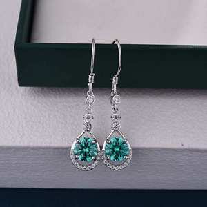 Élégantes boucles d'oreilles pendantes en forme de goutte d'eau avec halo de diamants verts, en or blanc massif, diamants colorés CVD HPHT créés en laboratoire, pour mariage français et soirées. - Product Image 1