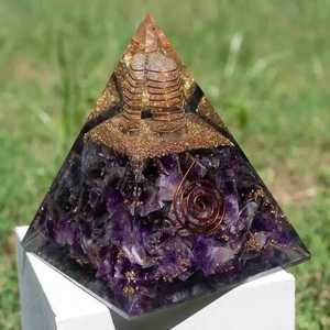 Magnifique Pyramide d'Orgone en Résine avec Agate Ruhi et Améthyste, Sculpture d'Amour, Pierres de Guérison Sculptées, Décoration de Fêtes, Cadeau, Forme Triangulaire, Gujarat - Product Image 3