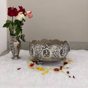 Urli con finas grabas de Ashtalakshmi y patas de elefante - Product Image 3