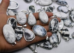 Pendentifs en pierres précieuses mélangées de style chrétien vintage Prem Bhaya, en howlite, opale dendrite, jaspe zèbre, plaqué argent antique - Product Image 3