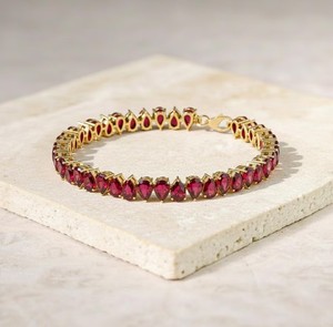 Bracelet à breloques en rubis de laboratoire taille poire en argent sterling plaqué or 14 carats, bijoux élégants et luxueux pour femmes - Product Image 1