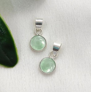 Breloques artisanales rondes en améthyste verte serties de pierres précieuses - Breloques en pierres précieuses de 6 mm pour la vente en gros - Pendentif plaqué argent - Product Image 1