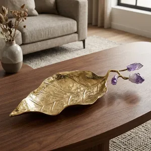 Bandeja con diseño de hoja de amatista en crecimiento, con un elegante acabado dorado y detalles de cristal púrpura natural, perfecta para la decoración del hogar. - Product Image 5