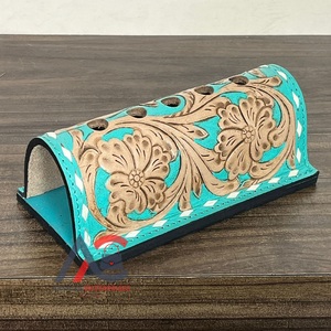 Organisateur de stylos en cuir artisanal gravé, motif floral western, décoration de bureau pour cadeaux d'entreprise et fournitures de bureau (vente en gros) - Product Image 1