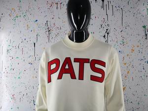 Sudadera PATS CREAM con cuello alto, 100% roja, con apliques bordados, cuello ancho, hilos finos. - Product Image 2