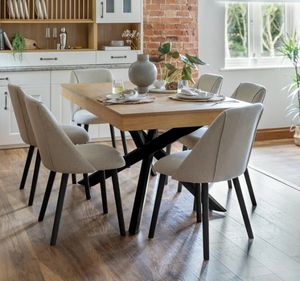 Ensemble de table à manger rectangulaire en teck massif Per Se, plateau naturel avec pieds croisés noirs et chaises rembourrées, meubles - Product Image 1