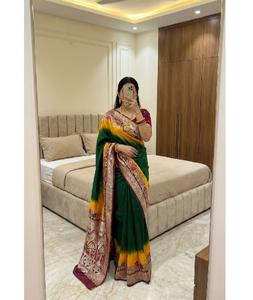 Sari Tradicional Indio de Seda Dola de Viscosa Pura con Pallu de Tejido Mina Kari de Lujo y Blusa de Tejido Zari de Seda Suave - Product Image 1