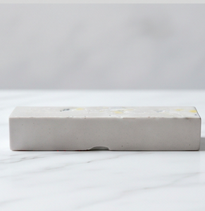 Reposacucharas Rectangular de Terrazo Blanco con Incrustaciones Azules y Amarillas, Perfecto para Utensilios de Cocina - Product Image 3