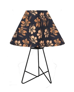 Lámpara de Mesa Metálica Botanical Bloom con Pantalla de Tela con Estampado Floral, Base Abierta Resistente, Iluminación Decorativa para Sala de Estar - Product Image 3