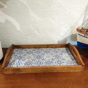 Plateau de rangement rectangulaire en bois, motif bleu et blanc, design classique, finition vernie, passe au lave-vaisselle, multifonctionnel pour la cuisine - Product Image 3