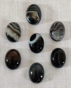 Pierre de poche ovale en agate Sulemani naturelle |   Pierre de palmier en agate noire, cristal de guérison |   Fabricant et fournisseur en gros d'Inde - Product Image 2